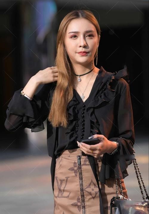 黑色宽松袖口衬衫配上高腰裙子，平底凉鞋，街头范儿十足