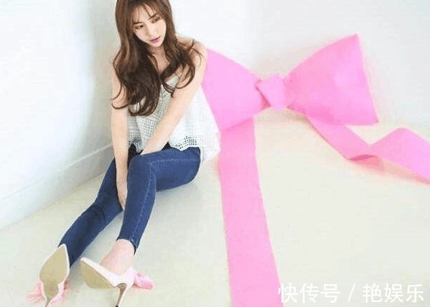 时尚 气质美女搭配紧身牛仔裤,秀出一双大长腿,魅力十足!