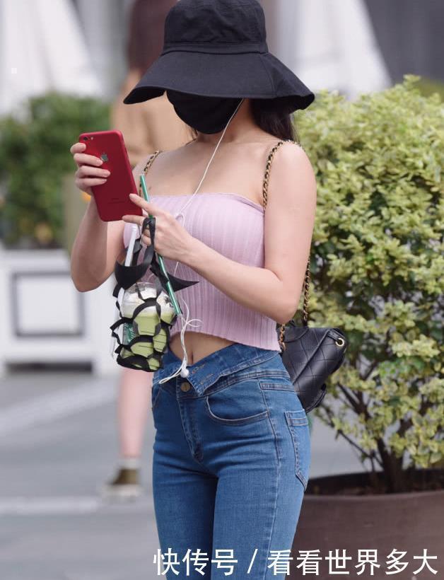 粉色迷你吊带衫搭配牛仔喇叭裤,青春可爱,美丽大方