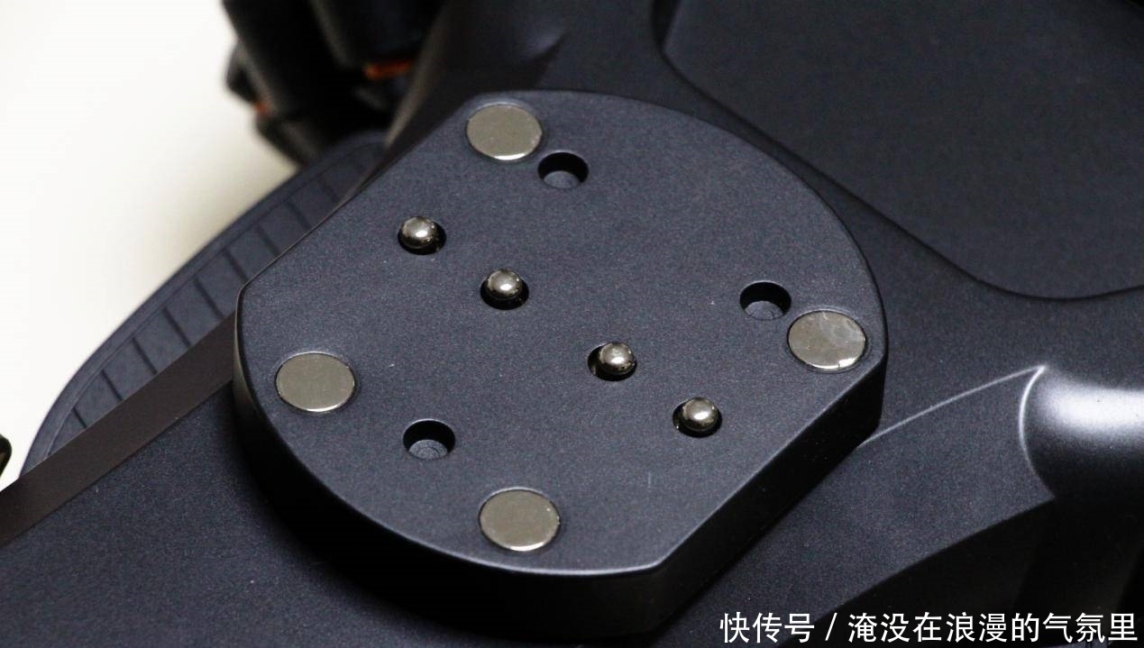 电池|全向轮轻松操控,动作智能编程:百思童智能遥控机甲评测