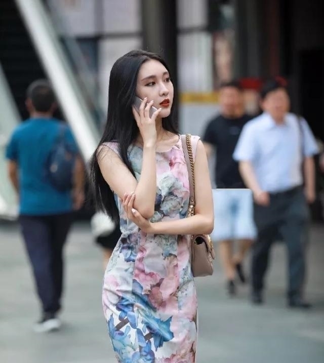 姑娘美得清新脱俗,穿旗袍尽显高贵与优雅,肤白貌美太迷人