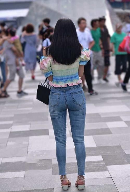 将“彩虹”穿在身上的小姐姐，甜美笑容有种初恋的感觉！