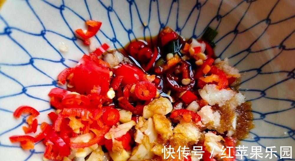 小米椒|蒸茄子，直接蒸不好吃！多做1个步骤，茄子不发黑，更鲜嫩更入味