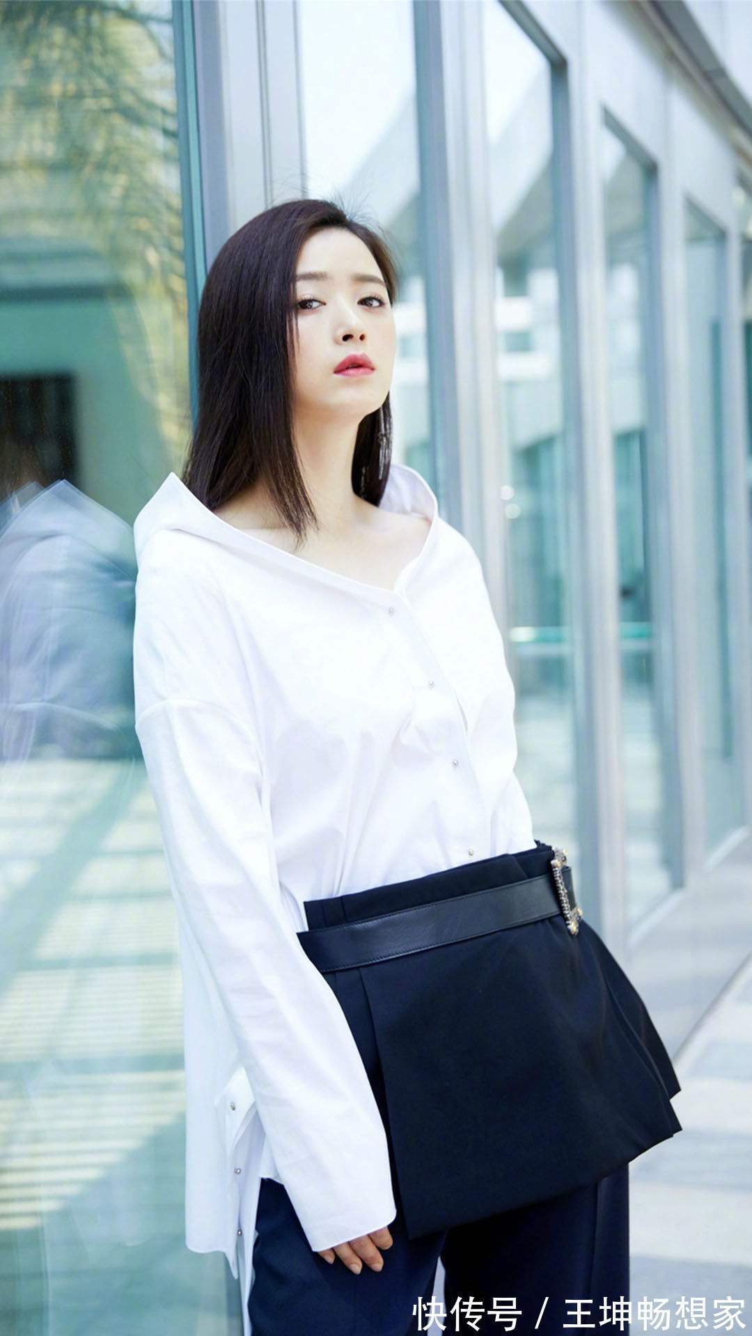 手臂 比起常规款衬衫,这件宽松款可时髦太多了,还是修饰身材的好搭档