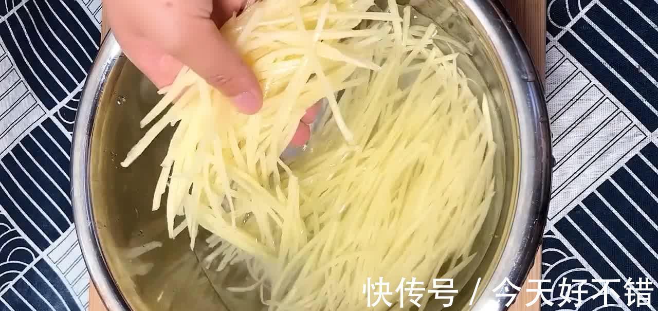 土豆新吃法，做法简单营养丰富，咸香酥脆带“沙口”，吃了还想吃