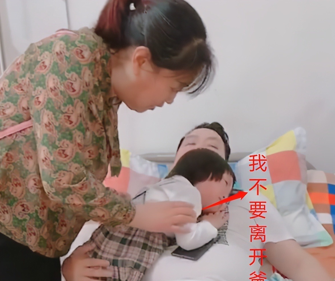 小棉袄|“偏心”爸爸火了,忽视儿子给女儿喂葡萄,儿子:我是空气吗?