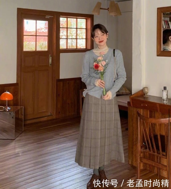 搭配|韩国小姐姐碎花裙配衬衣,温柔又很减龄