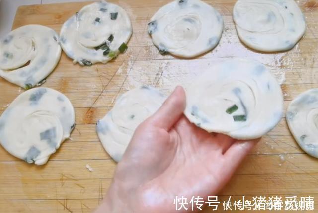 饺子皮|早餐别再吃油条了,1块钱饺子皮,一擀一卷,5分钟解决全家人早餐