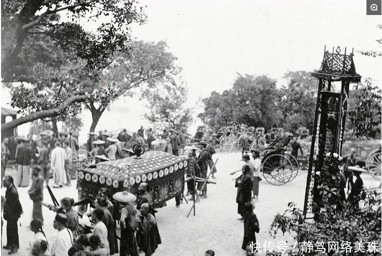 罕见|晚清罕见老照片:官员跪拜英军、光绪皇帝的灵柩、溥仪被赶出皇宫