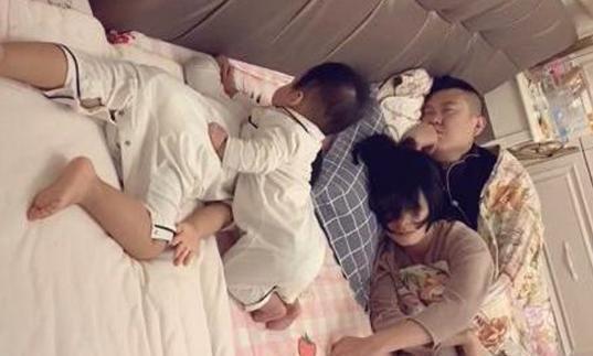 意外|一家四口“真实”睡觉照火了,网友父母才是真爱,孩子都是意外