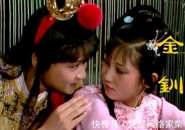 黛玉@金钏死后,薛宝钗主动给她衣服作寿衣,曹雪芹到底在暗示什么?