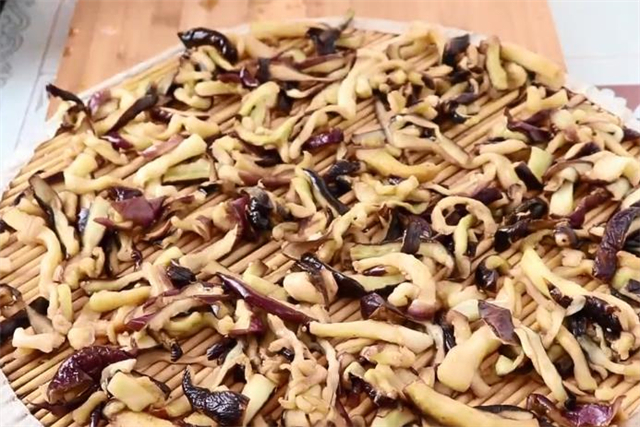 教你在家腌茄子,1次买10斤老茄子腌制起来,做法超简单