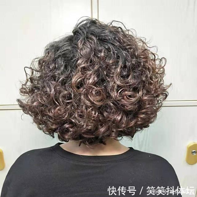 中老年人|五六十岁的女人,别总烫盖半耳短发,试试露耳小爆卷,减龄又洋气