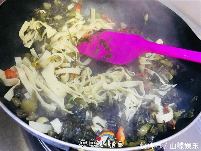 没胃口的时候,家常咸菜炒一炒,端上桌大家都抢着吃