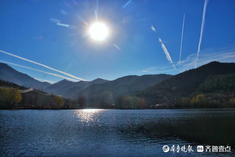 抬头皆是浪漫！泰安彩石溪上空飞机拉线划出美丽风景|情报站| 彩石溪