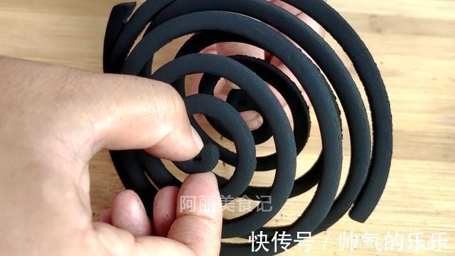 一卷纸巾就能把蚊香完整地分离,一秒一个,真是太神奇了