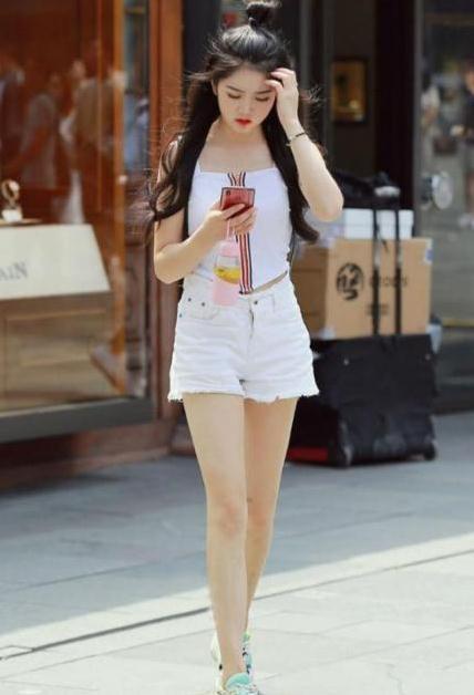 街拍两位穿搭时尚新潮的小姐姐，肌肤如玉，尊贵优雅显大气