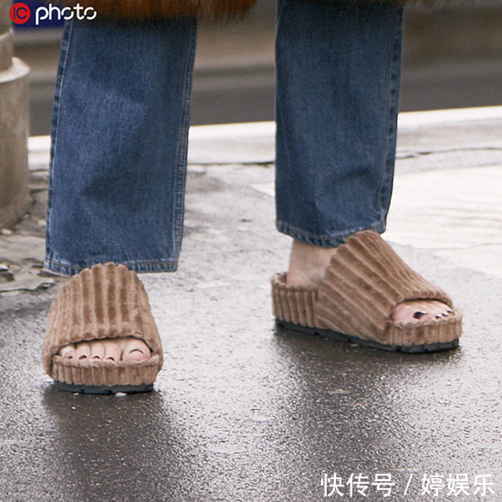 香奈儿 一不小心把澡堂专用拖鞋穿出街,却收到了无数羡慕的目光…