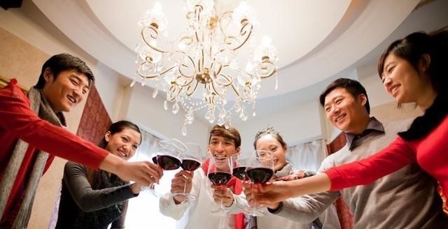 敲打|酒桌上领导让你“去催菜”,别说“好的”,不懂3个暗语被敲打