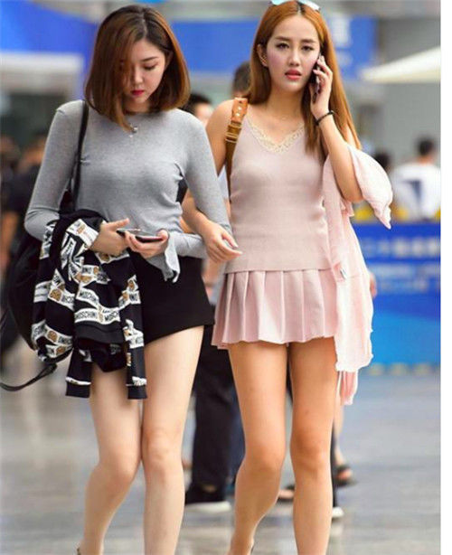 凸显|街拍美女穿露肩连衣短裙,凸显别致的美,笑容甜美可爱