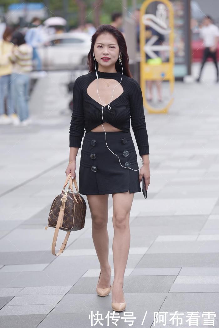 美女|美女黑色上衣扭麻花设计很特别,人群中最靓丽的是她