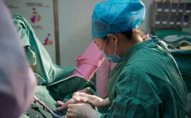 乳白色|新生儿全身涂满“猪油”,母子相见吓坏产妇医生这是好事