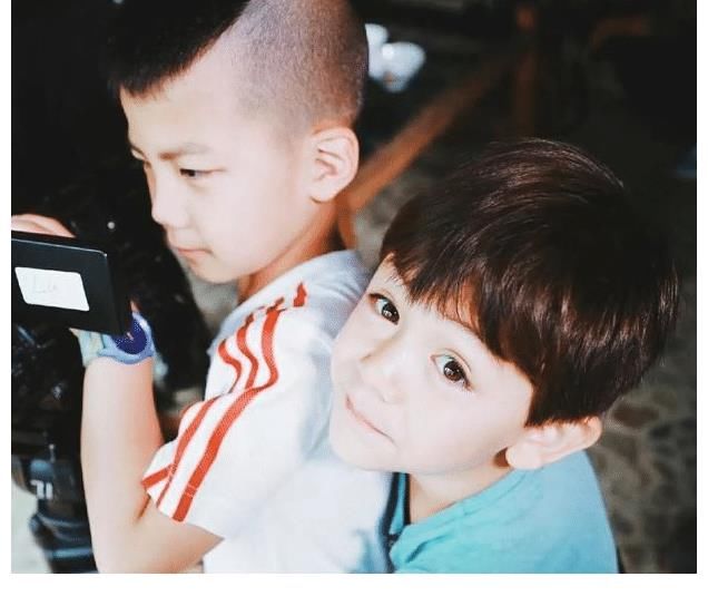 劉嘉玲|康康在《爸爸去哪兒》一出場就是“霸總”，其實(shí)他兒時(shí)也很可愛