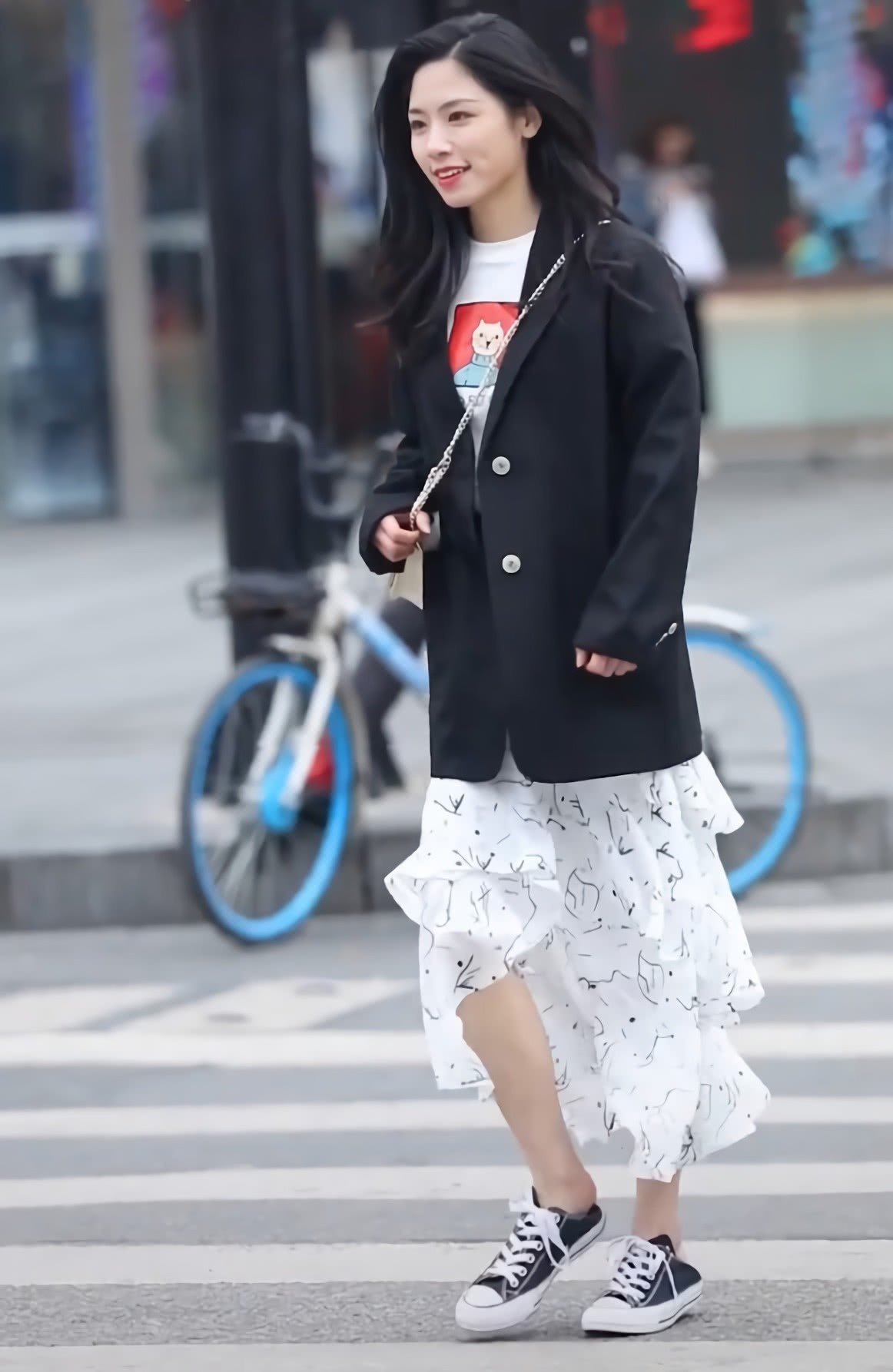 小姐姐穿|最近火了一种半裙,叫“碎碎裙”+西装,秒变初恋少女,忒时髦