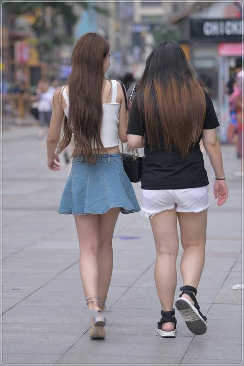 街拍美女:针织吊带搭配牛仔短裙,甜美可爱,淑女范十足