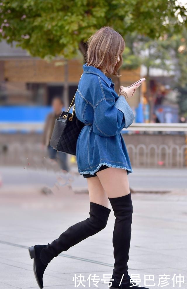 下装|牛仔外套搭配短裤,营造出下装消失的效果,穿出时髦优雅的气质