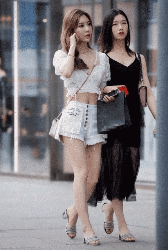 街拍|街拍闺蜜的穿搭不一样,但是鞋子却非常抢镜哦