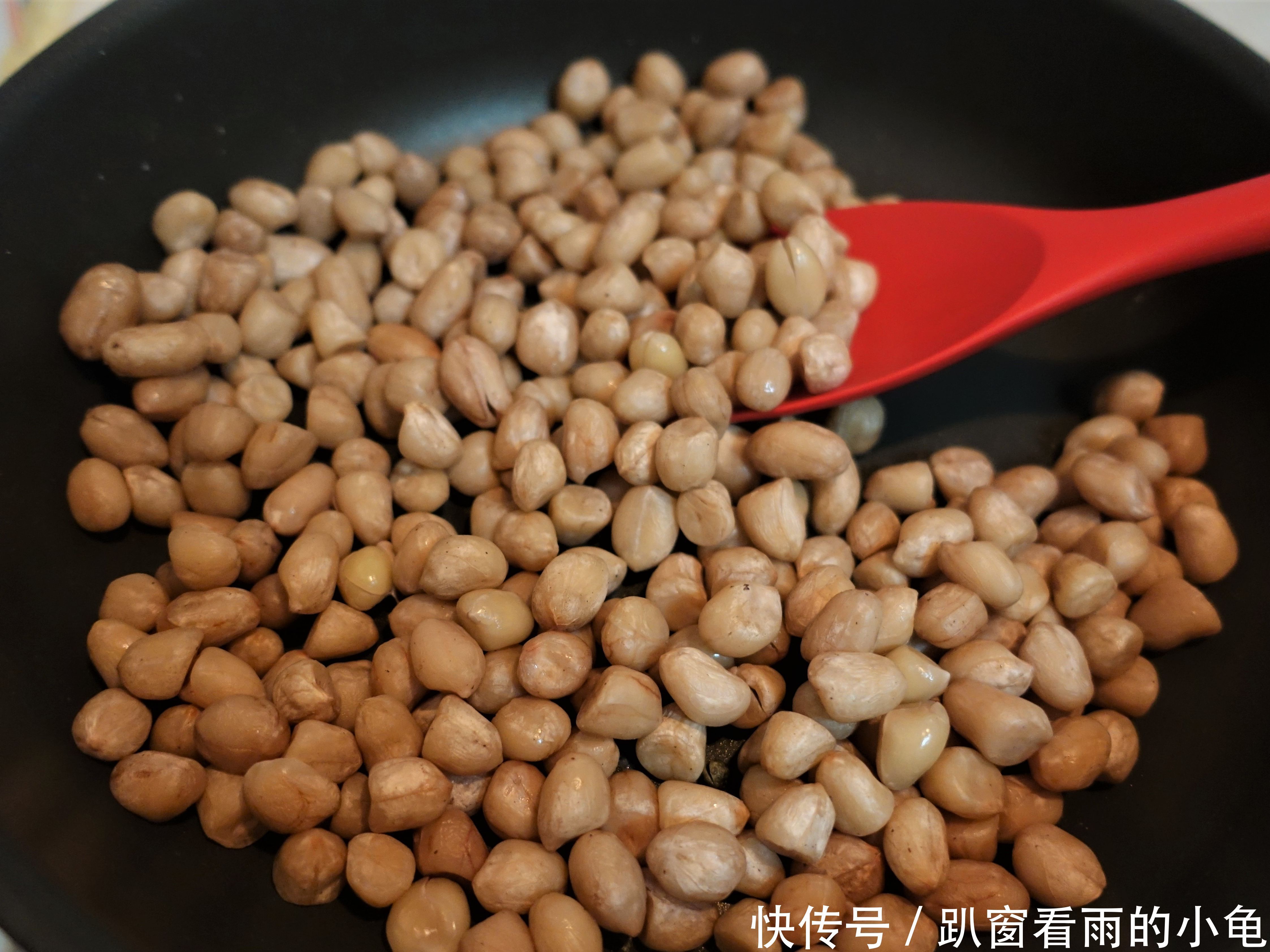 爱喝酒的看过来,教你炒五香花生米的窍门,炒出来的花生米酥脆无比,越嚼越香