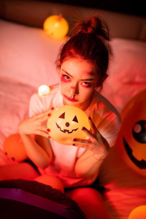 妆容还|万圣节，戚薇妆容吓人，张雪迎大眼抢镜，而章子怡妆容显丑很成功