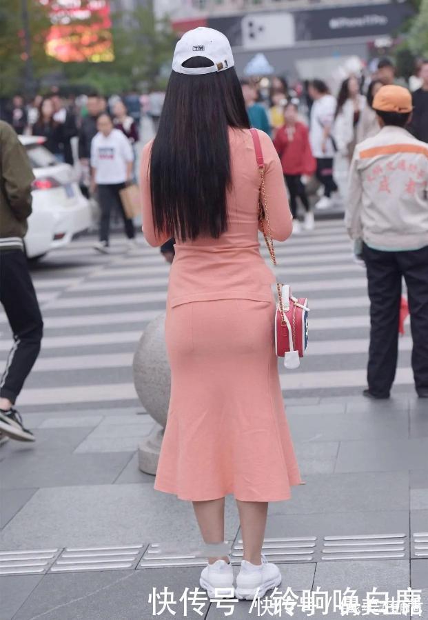 小姐姐|肉粉色包臀裙搭配平底小白鞋,简约时尚,青春减龄