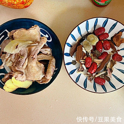 广东靓汤——鸽子灵芝金线莲养肝汤