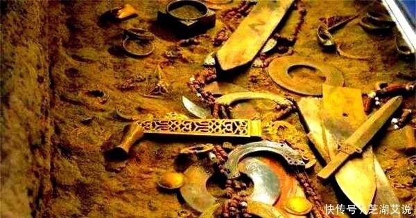 随葬的一把金柄铁剑,是墓主盗墓所得,专家:铁才是无价之宝