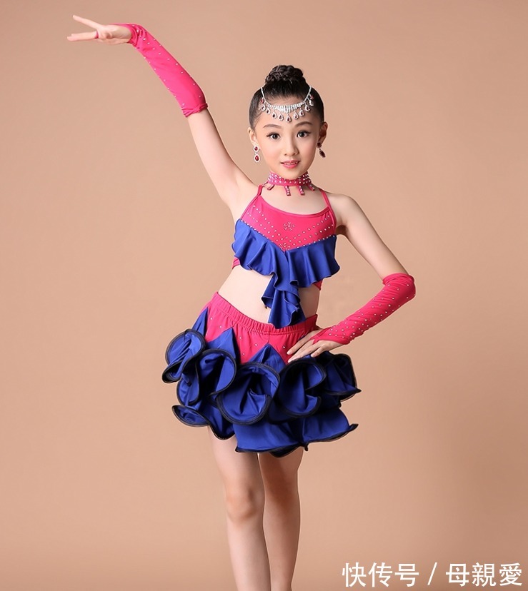 拉丁|孩子穿着“半透明”纱裙，在广场上练拉丁舞，路人怒斥：有伤风化