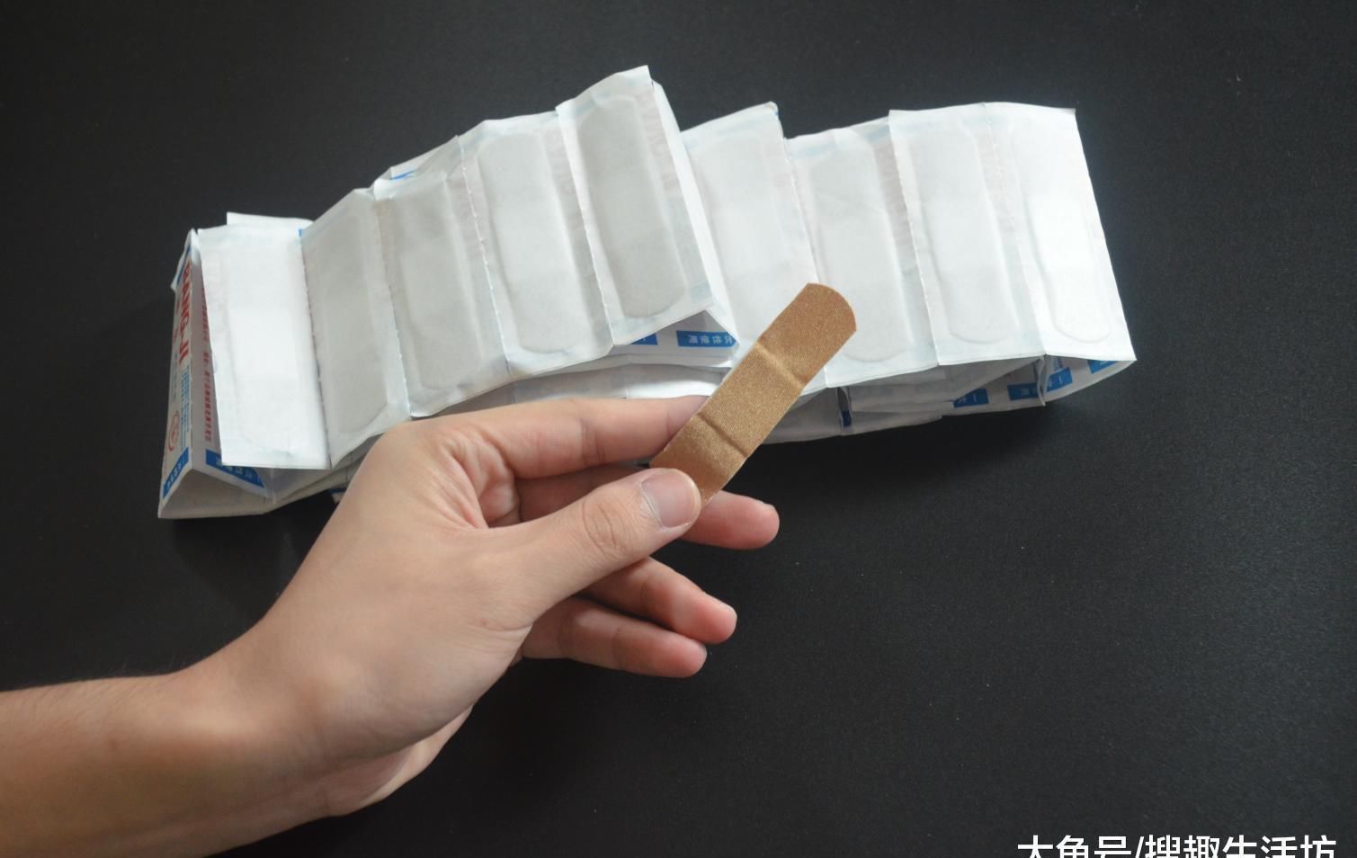 创可贴贴在眼镜上太厉害了, 解决了很多人的困扰, 看完赶紧去试试