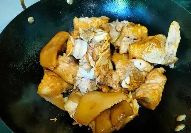 冬天要常吃这碱性菜,切成段跟猪蹄炖入味,鲜香脆嫩,好吃又解馋