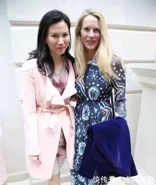 穿法 邓文迪这次穿搭太成功，浅粉大衣内搭碎花裙，显白显瘦哪像52岁