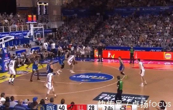 cbNBA的冷板凳和NBL的明星,周琦不要被追随者冲昏头脑!