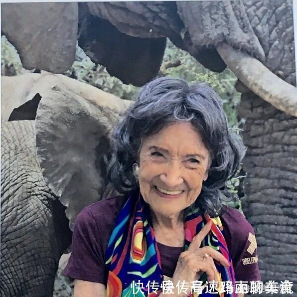 百岁老人|她101岁还练高难度瑜伽,满头白发喝香槟坐游艇,还和小鲜肉跳舞
