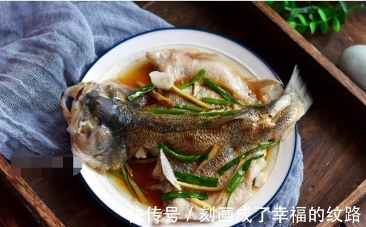 鲈鱼|这才是清蒸鲈鱼最好吃的做法,记住这3步,蒸出来又鲜又嫩滑