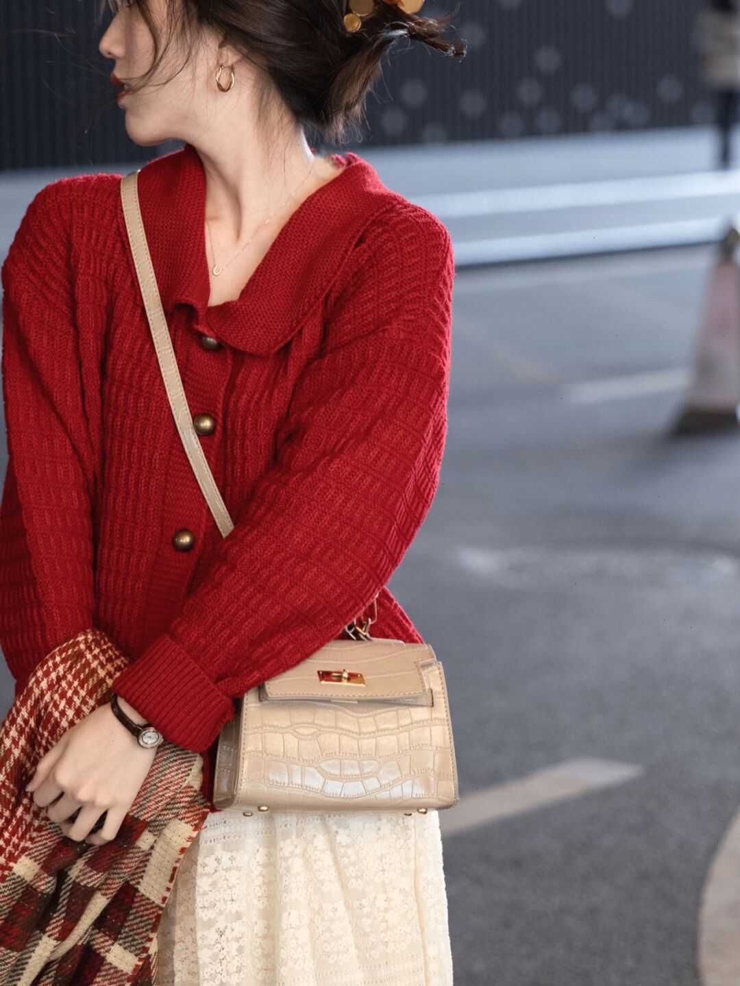 针织开衫 新年怎么穿才能个性又时髦?看看这几套穿搭,精致洋气还讨喜