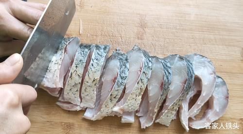 爱吃鱼?试试客家一道草鱼做法,简单又好吃,3斤出锅吃完想舔盘