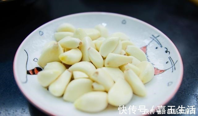 腊八蒜,别直接加醋,奶奶教我1个窍门,2天就变绿,口感脆爽开胃