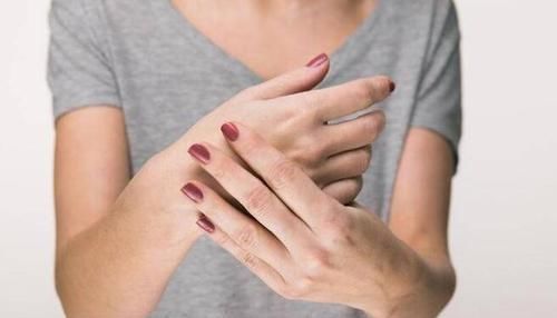  原因|经常手脚冰凉，或是两个原因导致的，教你3个调理方法，不妨试试