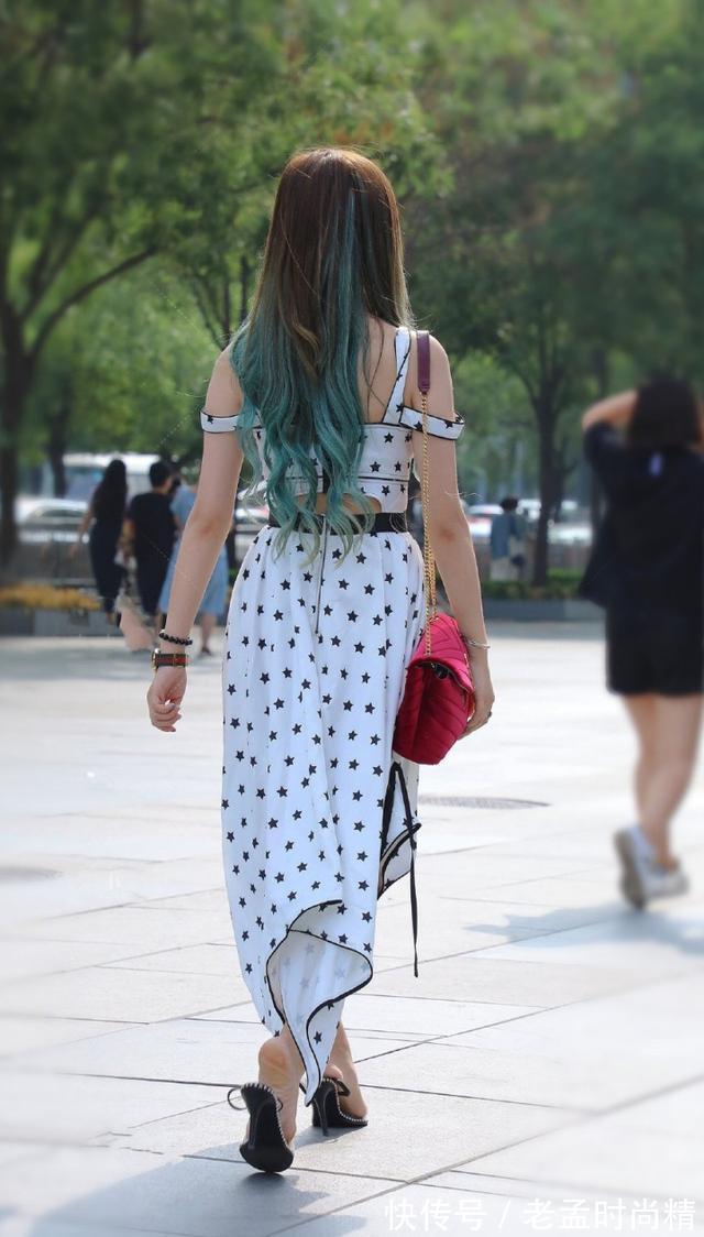 小姐姐|街拍美女:白色吊带裙子,美丽的姿态令人羡慕