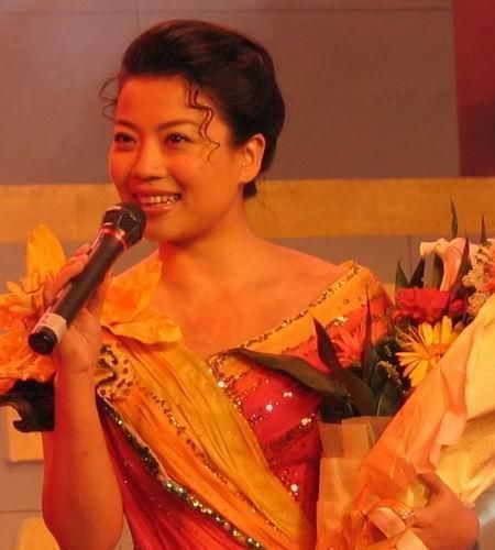 就这样,父母便做主让女儿张也认李谷一为"干妈",从那以后张也唤她"爱