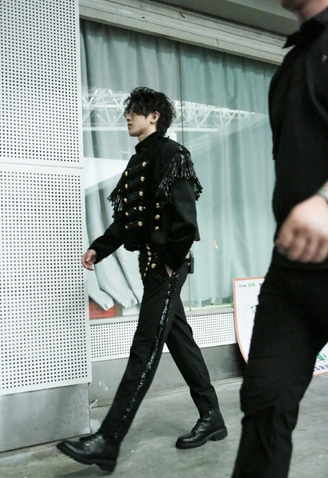 谢娜终于想起还有个徒弟叫蔡徐坤了准备在新节目里力捧蔡徐坤